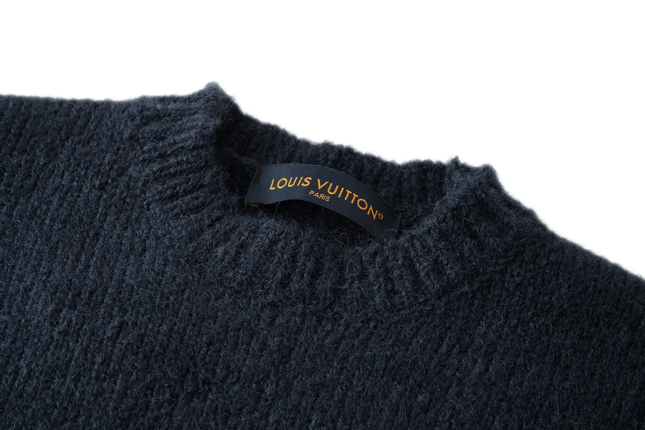 🅿️500 1v 25FW Mirror Logo Intarsia Sweater (Navy Blue) The original version was purchased and developed for 12,200. The fabric is made of 55% blended wool yarn and 45% cotton thread. This fabric has a stiff shape and is not easy to fluff. It is covered with a layer of wool to ensure a smooth and smooth feel. The intarsia is woven using machines imported from Germany, and each line is consistent. Garment wash fixed fit. This crewneck sweater is made from a blend of sheep wool and yak hair, with thick yarns to create a soft texture. The contrasting LV logo is integrated into the knitted fabric, and the mirror-effect logo is cleverly displayed on the rear. The casual and elegant design makes it easy to style your weekend look. Size:S-M-L-XL